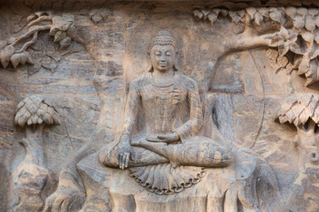 Fototapeta na wymiar Stone statue of buddha at Mahabodhi Temple Complex in Bodh Gaya, India