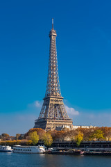 Fototapeta na wymiar Paris, Eiffel tower in autumn, panorama from the Bir Hakeim bridge 