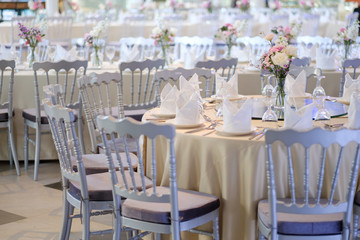 Fototapeta na wymiar The wedding decor. The white flowers bouquet.