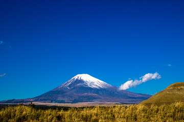 Fototapeta premium 日本の美しい富士山と青空