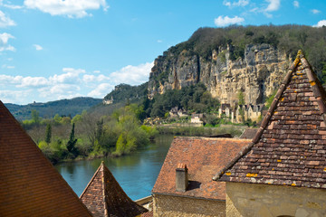 Picturesque honeypot village of La Roque-Gageac is built under the cliffs beside the Dordogne River in Dordogne, Nouvelle Aquitaine, France. 