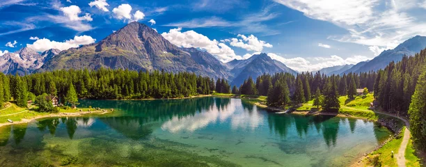 Tableaux ronds sur plexiglas Lac / étang Arnisee avec les Alpes suisses. Arnisee est un réservoir dans le canton d& 39 Uri, Suisse, Europe