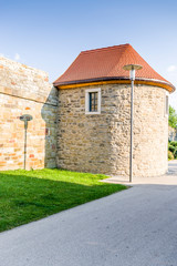 Mittelalterliche Stadtmauer mit Wehrturm und angrenzendem Park in der Stadt Schweinfurt