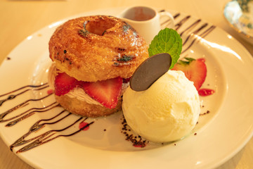 イチゴベーグルとアイスクリーム