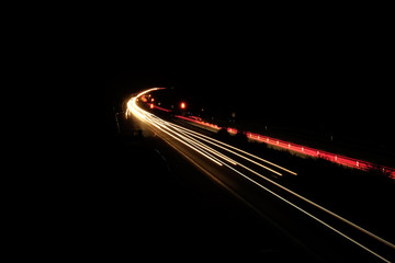 Autobahn bei Dunkelheit
