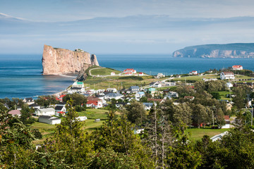 Naklejka premium Widok na Perce Rock i wyspę Bonaventure w Kanadzie