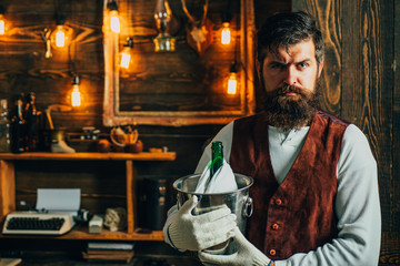 Obraz premium Vintage barman. Barman hipster, bartend. Sommelier tastes alcohol drink. Drinking and party concept. Degustation and tasting.