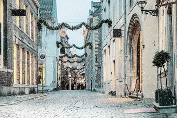 Fototapeten Einkaufsstraße mit Weihnachtsbeleuchtung und Schneefall in der niederländischen Stadt Maastricht © Martin Bergsma