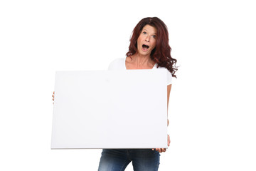 Frau hält eine leere Leinwand und schaut überrascht