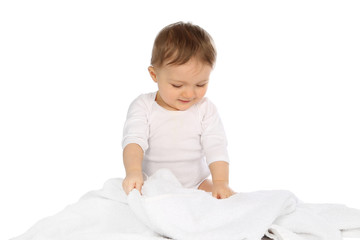 Fototapeta premium Baby spielt mit einer weissen Decke