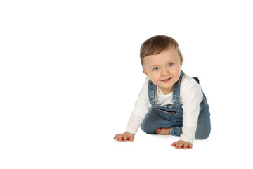 Kleines Baby krabbelt über weißen Untergrund © Joerch