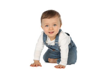 Baby krabbelt über einen weißen Boden © Joerch