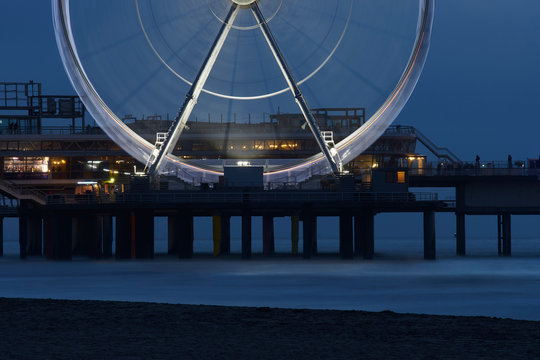 Seaside ferris wheel at dusk
