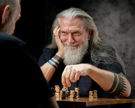 Zwei Männer spielen Schach 