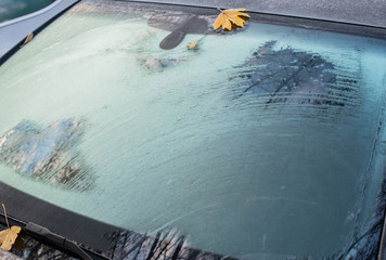 Autoscheibe zugefroren zum Winteranfang