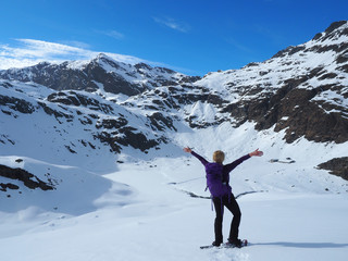 Südtirol im Winter - Frau in der hohen Bergwelt
