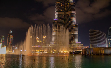 Obraz na płótnie Canvas Khalifa Wolkenkratzer bei Nacht im Zentrum von Dubai