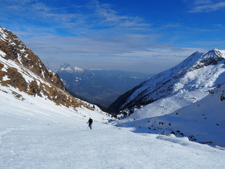 Fototapeta na wymiar Schneeschuhwanderer in Südtirol