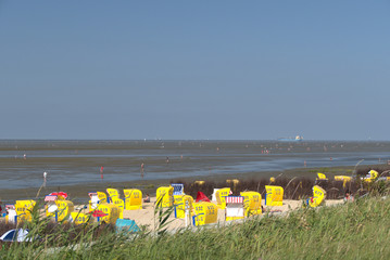 Der Strand in Cuxhaven Duhnen. In erster Meeres Linie stehen die Strandkörbe 