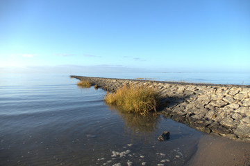 Fototapeta na wymiar Wellenbrecher am Strand in Cuxhaven Sahlenburg