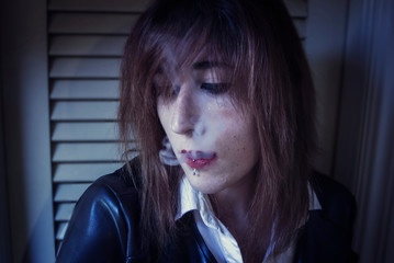 Retrato de una mujer fumando 