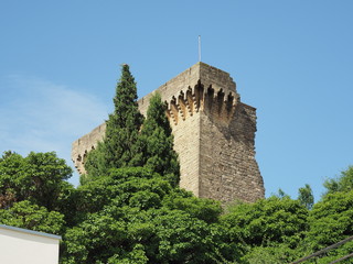 Châteauneuf-du-Pape – Ruine der ehemaligen päpstlichen Sommerresidenz    © hajo100