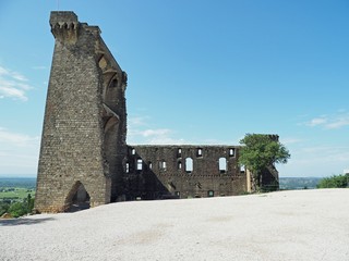 Châteauneuf-du-Pape – Ruine der ehemaligen päpstlichen Sommerresidenz    © hajo100