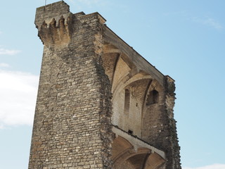 Châteauneuf-du-Pape – Ruine der ehemaligen päpstlichen Sommerresidenz    © hajo100