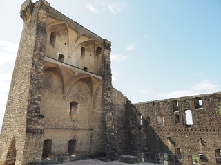 Châteauneuf-du-Pape – Ruine der ehemaligen päpstlichen Sommerresidenz    © hajo100