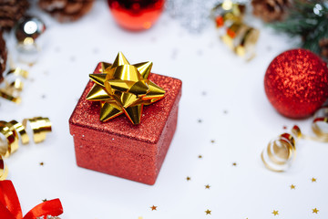 Obraz na płótnie Canvas Christmas card: red gift box and Christmas tree branch on white background