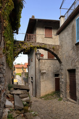 Fototapeta na wymiar vicolo nel borgo medievale di varenna in italia, street in varenna in medieval village of varenna in italy 