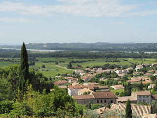 Châteauneuf-du-Pape – französische Gemeinde im Département Vaucluse in der Region Provence-Alpes-Côte d’Azur mit Ruine der ehemaligen päpstlichen Sommerresidenz 
