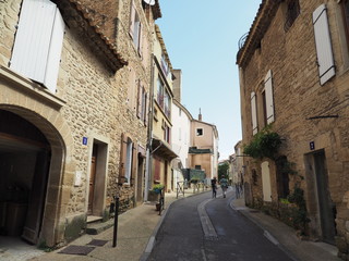 Fototapeta na wymiar Châteauneuf-du-Pape – französische Gemeinde im Département Vaucluse in der Region Provence-Alpes-Côte d’Azur mit Ruine der ehemaligen päpstlichen Sommerresidenz 