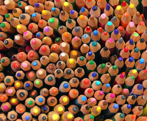 Fototapeta na wymiar many colored pencils for sale in a stationery