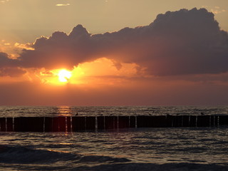 Sonnenuntergang am Meer. Atemberaubende Abendstimmung am Strand.