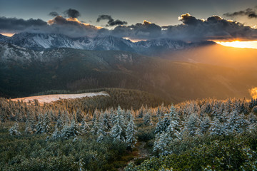 Zachód słońca widziany z Grzesia w Tatrach Zachodnich. - obrazy, fototapety, plakaty