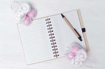 Naklejka premium Christmas to do list template. Blank page note pad. Christmas or new year flat lay background with copy space.