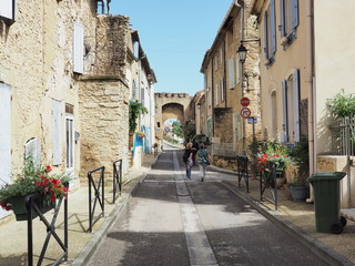 Châteauneuf-du-Pape – französische Gemeinde im Département Vaucluse in der Region Provence-Alpes-Côte d’Azur mit Ruine der ehemaligen päpstlichen Sommerresidenz 
