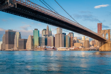 Fototapeta na wymiar Manhattan Skyline from Pebble Beach in Brooklyn, United States.