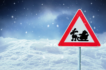 Verkehrsschild mit Weihnachtsmann in Schneelandschaft