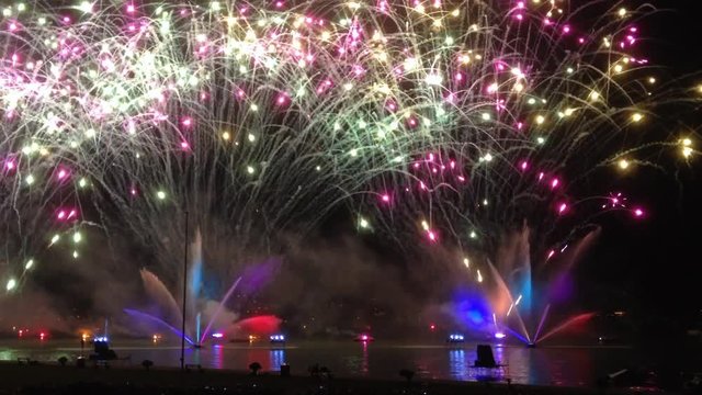 Feux d'artifice sur le lac d'Annecy