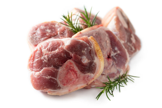 Ossobuchi freschi di maiale su fondo bianco