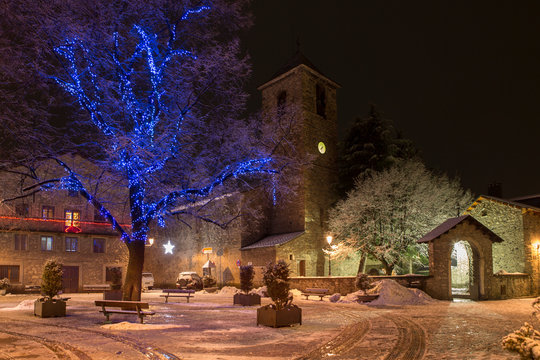 Paisaje invernal con nieve en Espa&ntilde;a. Benasque en navidad