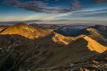 Tatry Zachodnie o wschodzie słońca widziane z Bystrej.