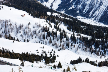 Schneelandschaft im Winter mit Bäumen und Bergen