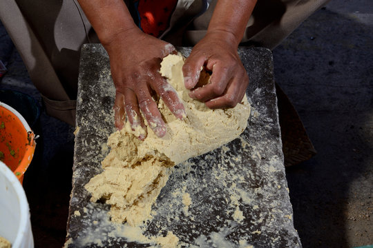 amasando masa de maiz