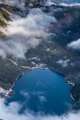 Widok na Morskie Oko w Tatrach Wysokich ze szlaku na Mięguszowiecką Przełęcz pod Chłopkiem. © Adam Olszowski