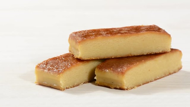 Tur&oacute;n de yema tostada