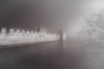 Sirmione am Gardasee im Nebel