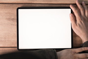 Naklejka premium tablet pc auf holz tisch